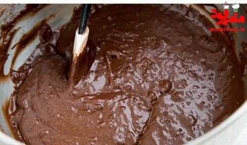کیک شکلاتی با تزیین شکلاتی کاراملی